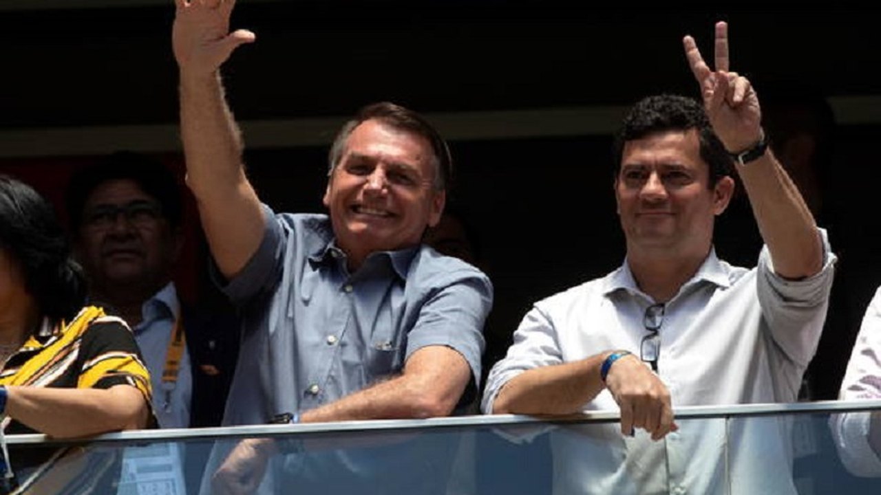 Bolsonaro exonera diretor da PF aliado de Moro
