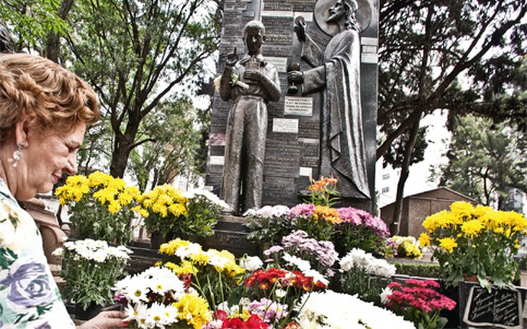 Em cemitérios, histórias de devoção a ‘santos milagreiros’ eleitos pelo povo