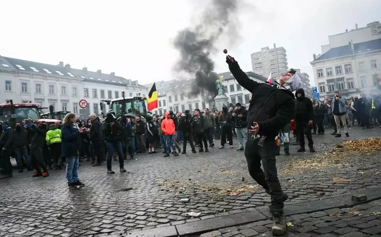 Ato contra acordo Mercosul-UE em Bruxelas registra confrontos