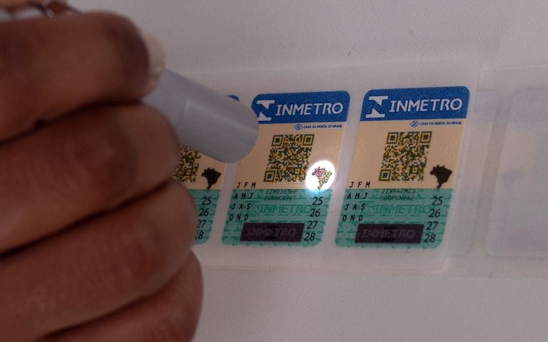 Selos antigos do Inmetro para capacetes, extintores e GNV perdem validade em março