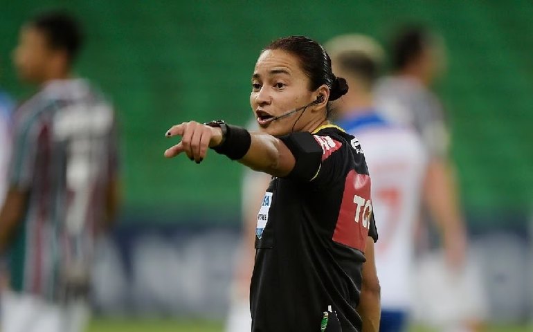 Santos protesta contra escolha da árbitra Edina Alves para apitar o clássico