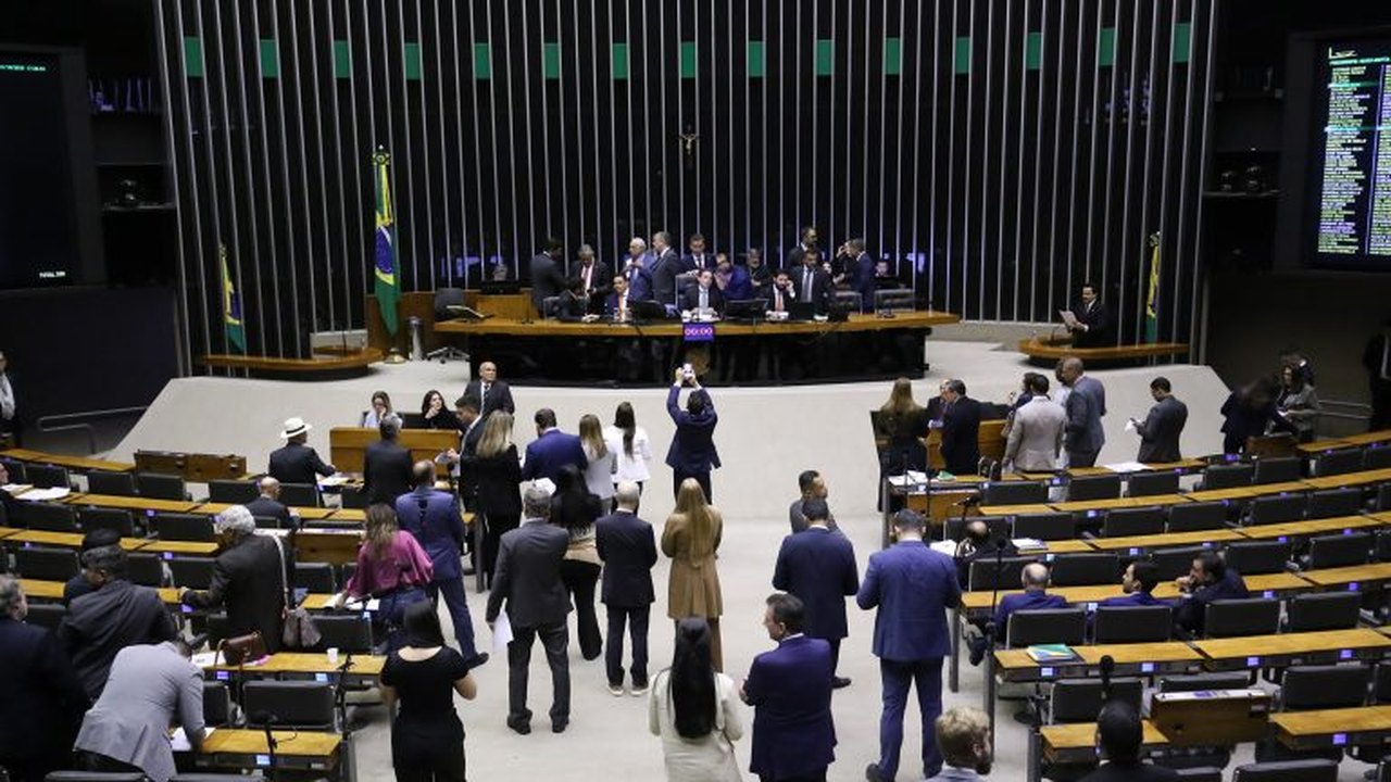 Pacote fiscal: comissão da Câmara vota urgência para projeto que eleva taxação das bets