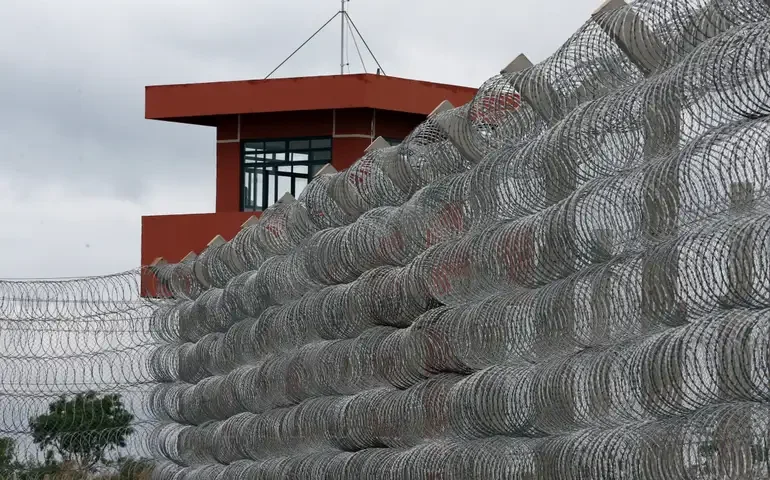 Por que Bolsonaro não foi para a Papuda?