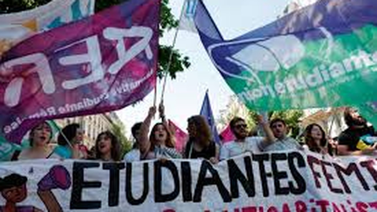 Feministas protestam na França contra avanço da extrema direita a uma semana das eleições legislativas