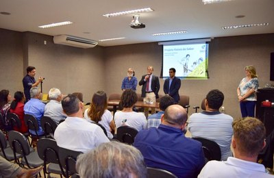 Assembleia sedia lançamento de coletânea do projeto Raízes do Saber