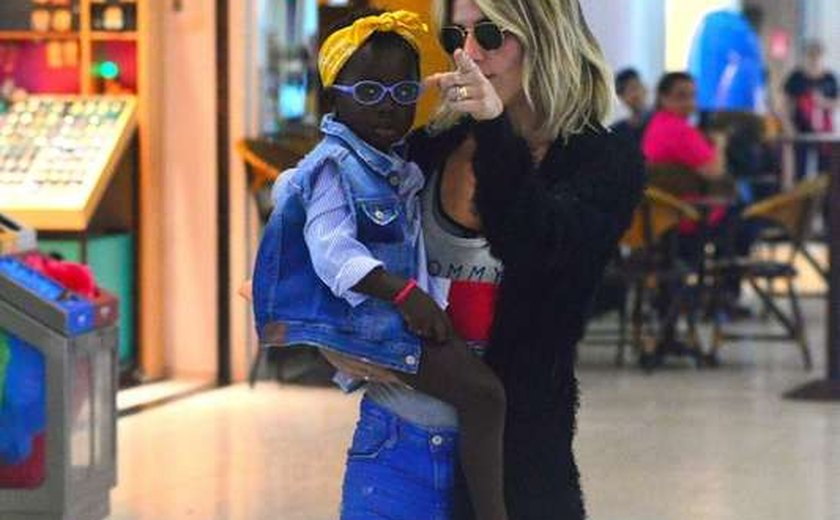 Giovanna Ewbank embarca para São Paulo com a filha, Títi, no colo