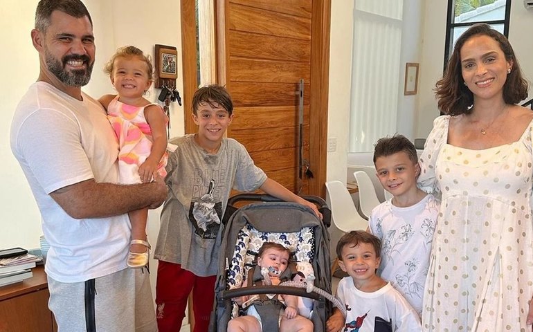 Filha caçula de Juliano Cazarré volta para casa após duas semanas internada