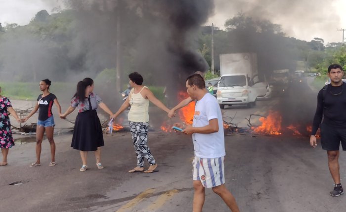 Moradores fecham a rodovia de acesso a Maceió
