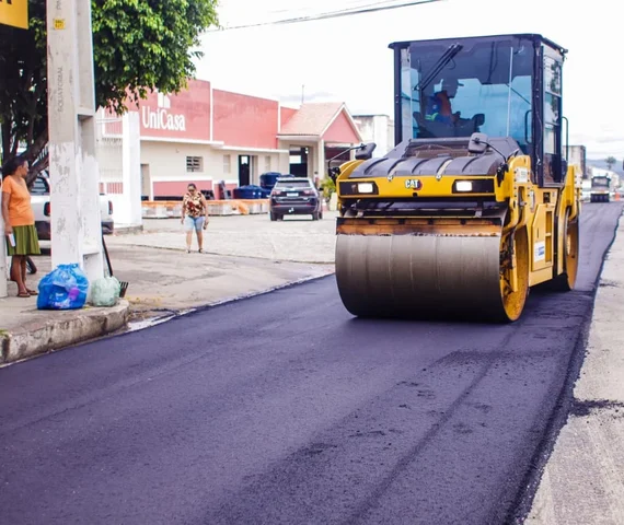 Após estragos deixados pela Águas do Sertão, principal avenida de Palmeira dos Índios começa a receber novo asfalto