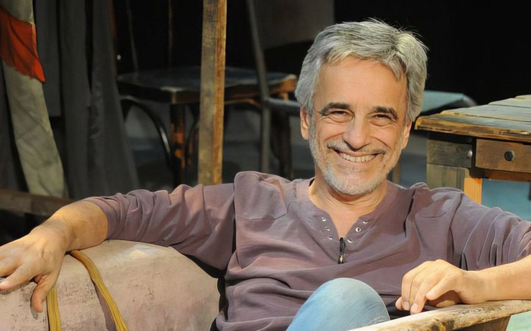 Diretor de teatro Aderbal Freire-Filho é velado no Teatro Poeira