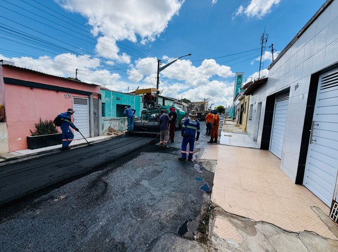 Prefeita Ziane Costa destaca início da pavimentação asfáltica no bairro Pedra Velha através do programa Pró-Estrada
