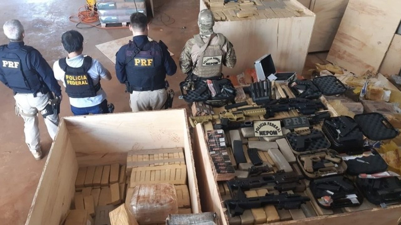 PF e PRF estouram depósito com toneladas de maconha, fuzis e pistolas no Paraná