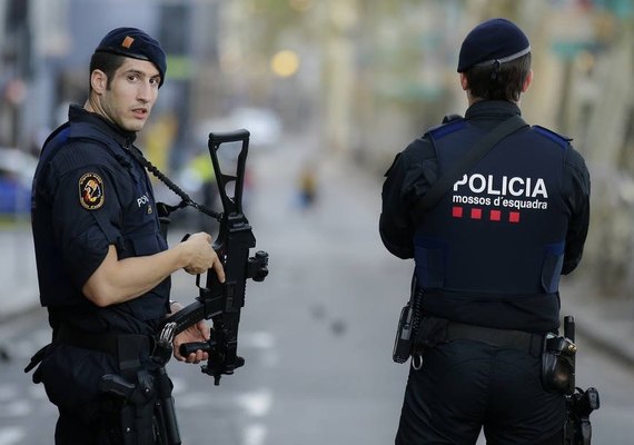 Polícia da Espanha flagra traficantes saltando de navio em movimento com 100 kg de cocaína perto de porto; vídeo