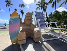 Papai Noel de 'areia' é instalado ao lado da Cadeira Gigante para o Natal de Maceió