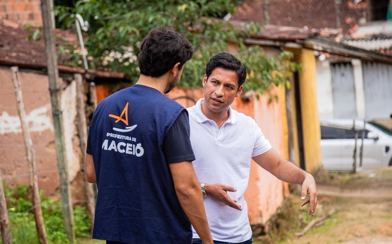 Prefeito Rodrigo Cunha vistoria obras na Grota da Alegria e destaca construção de parque linear
