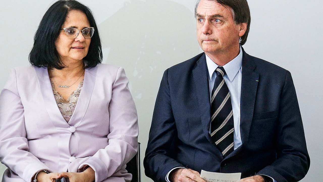 Bolsonaro e Damares celebram veto a indenização a Dilma