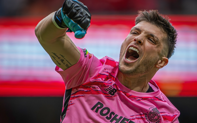 Goleiro Tiago Volpi entra na mira do Grêmio após clube perder Marchesín