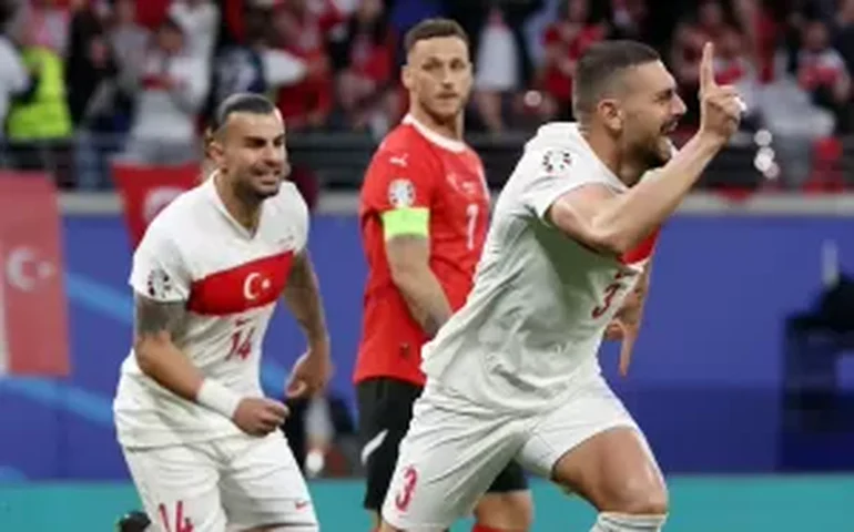 Zagueiro faz dois, Turquia segura pressão da Áustria e encara a Holanda nas quartas da Eurocopa