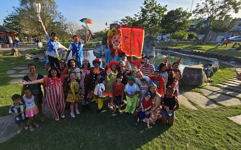 Palhaceata no Bosque das Arapiracas inicia celebrações de 11 anos da Escola de Circo