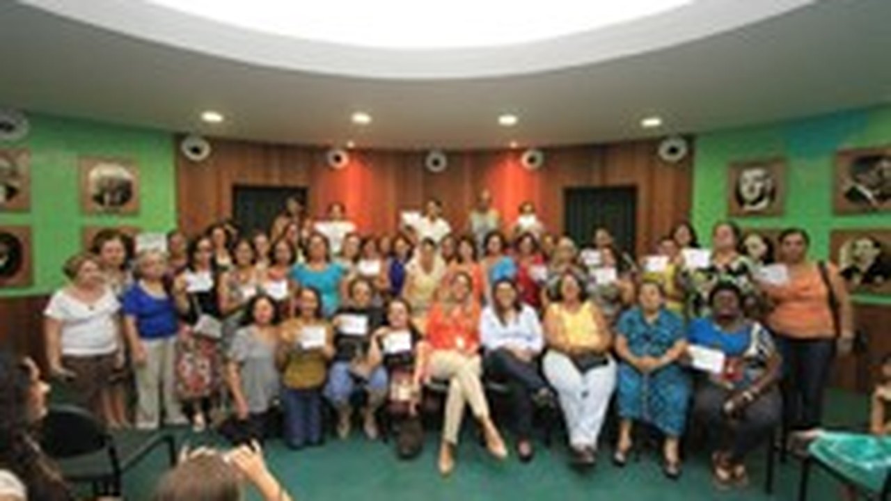 Alunos do Cenarte recebem carteira de artesão