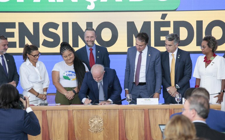 Inspirado no Cartão Escola 10 de Alagoas, Programa Pé-de-Meia é regulamentado por decreto presidencial