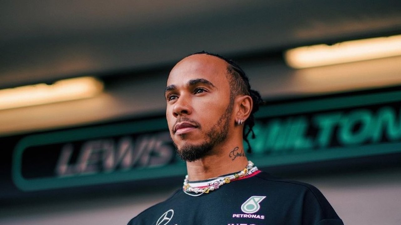 Hamilton e chefe da Ferrari desmentem especulação sobre contratação do piloto inglês