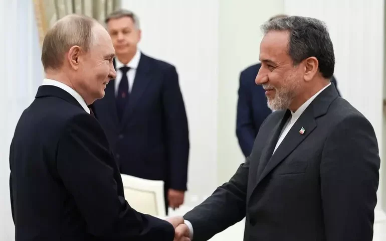 Putin recebe chanceler iraniano e assegura apoio da Rússia