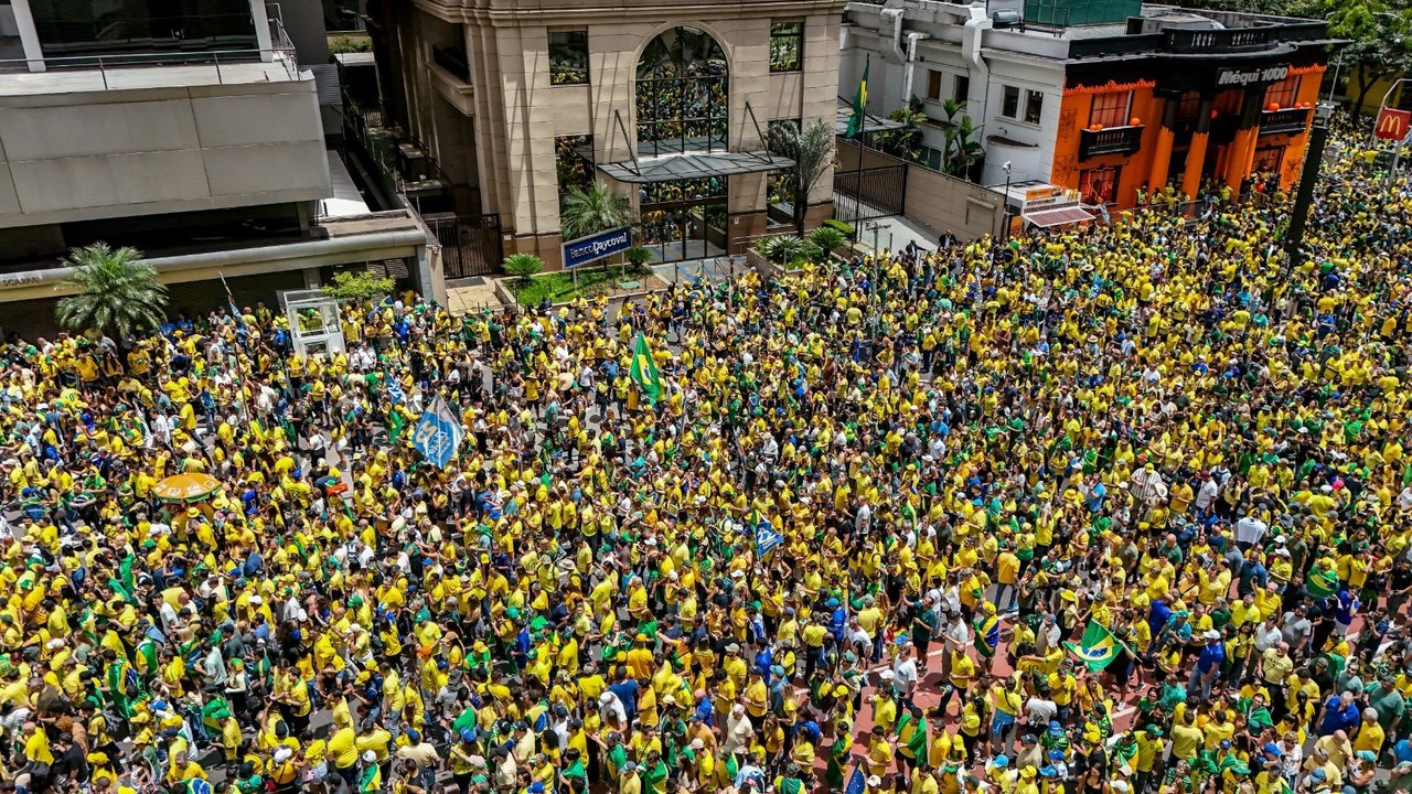 Campanha de Flávio Bolsonaro realiza manifestação na Paulista