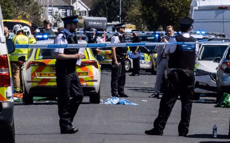 Ataque em aula de dança temática sobre Taylor Swift no Reino Unido: jovem de 17 anos é acusado pela morte de três meninas