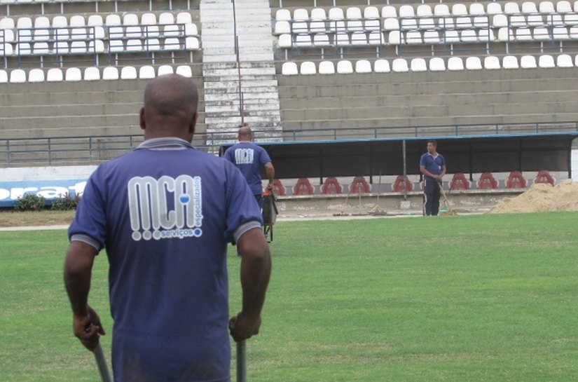 Gramado do Estádio Rei Pelé passa por reparos para temporada 2017