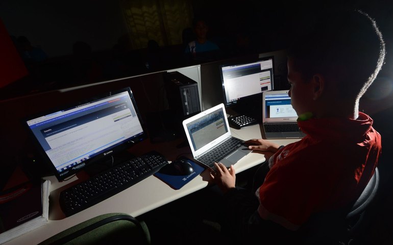 Colonialismo de dados das big techs envolve soft power, repressão e economia, diz analista (VÍDEOS)