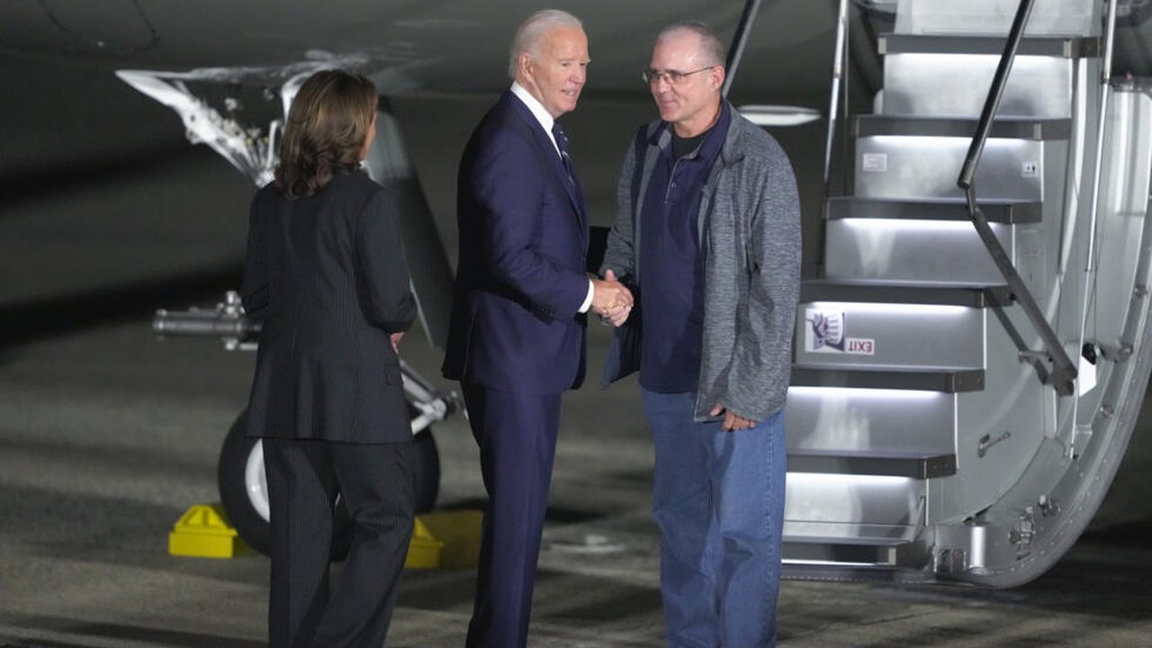 Prisioneiros envolvidos em troca entre EUA e Rússia são recebidos por Biden e Putin em Washington e Moscou