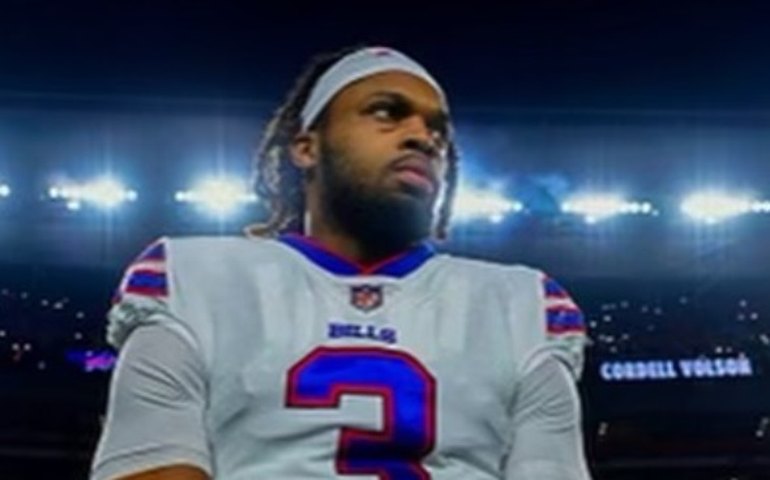 Após choque que o deixou em situação crítica, Damar Hamlin volta a ser inscrito para temporada da NFL