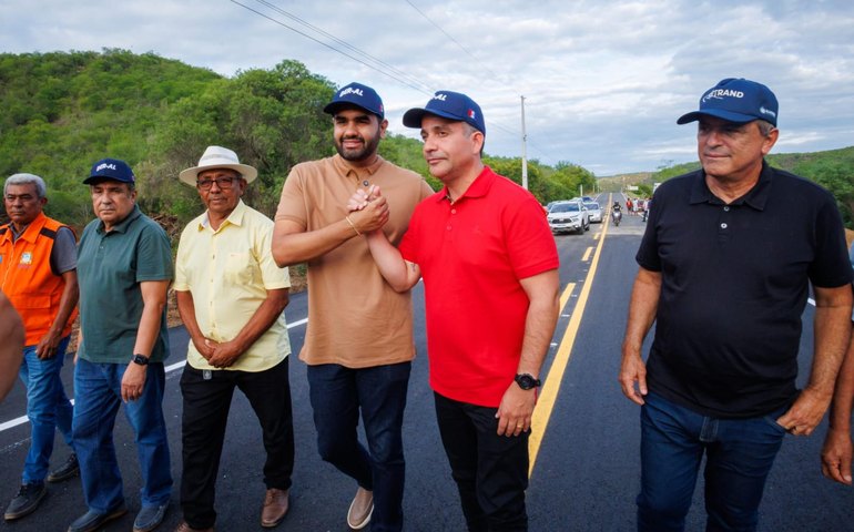 Governador inaugura trecho da AL 225 recuperado em 48 horas após fortes chuvas em Piranhas