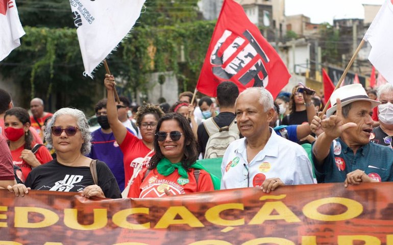 Candidato ao governo, professor Cícero participa de ato pela democracia e convoca alagoanos à luta