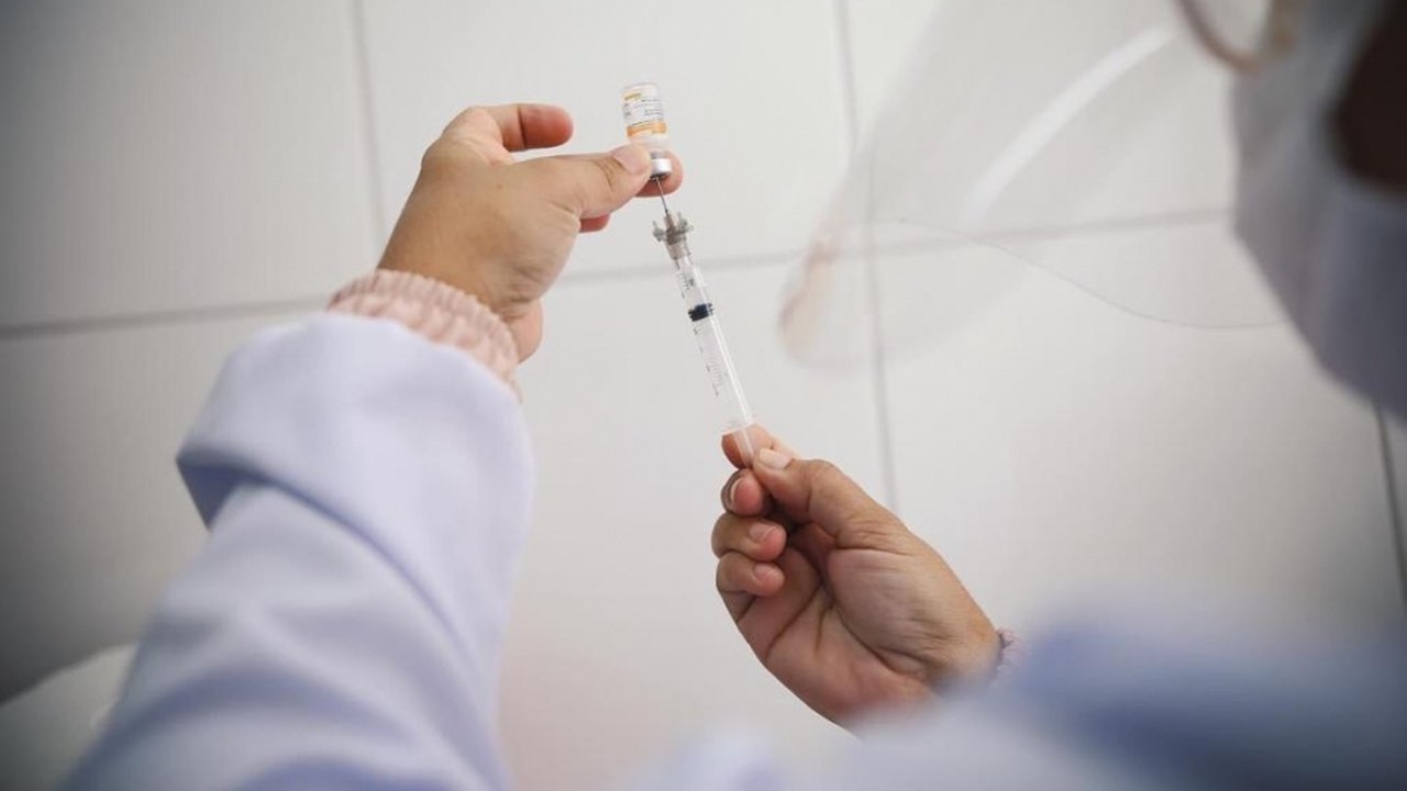 Alagoas recebe mais 32 mil doses nesta terça-feira (9) e vacinará idosos de 75 a 77 anos