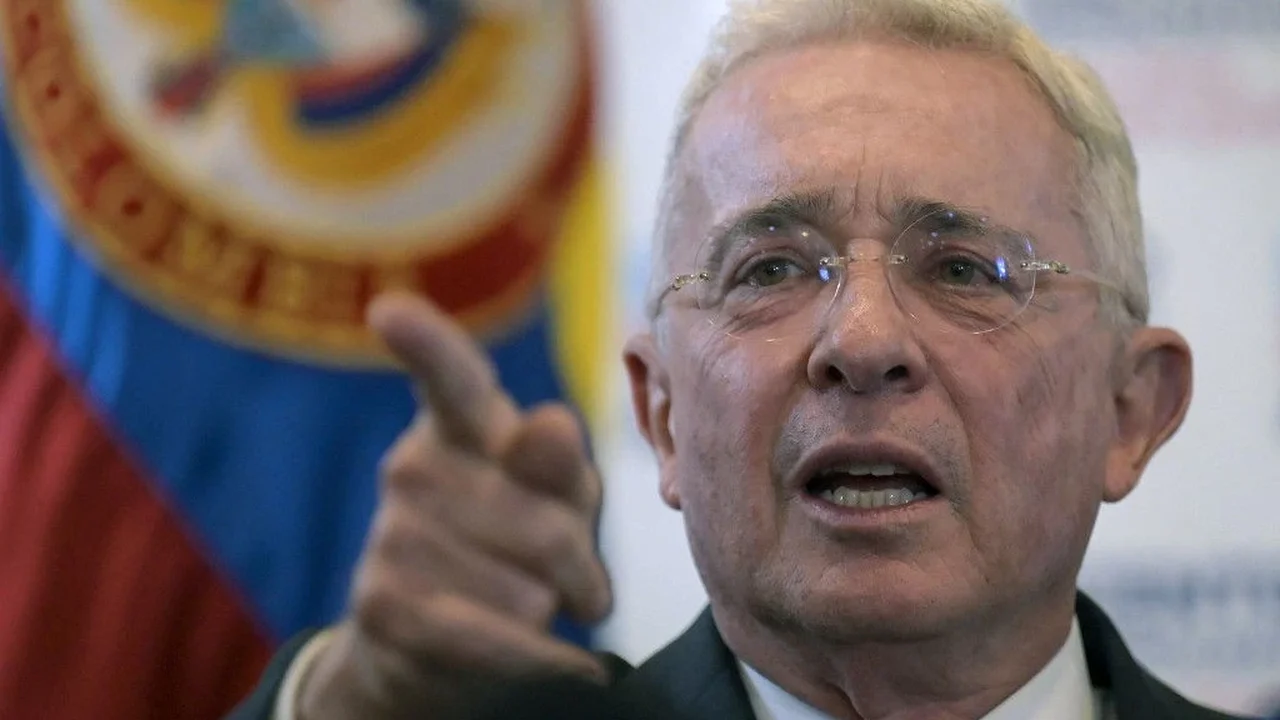 Ex-presidente da Colômbia Álvaro Uribe é acusado de manipulação de testemunhas e suborno