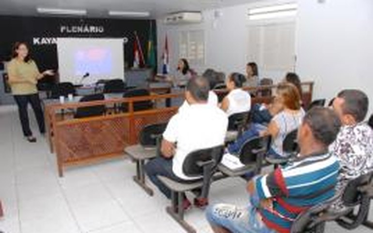 Vigilância Sanitária Estadual orienta comerciantes da Barra de São Miguel sobre a comercialização e manipulação de pescados para a Semana Santa