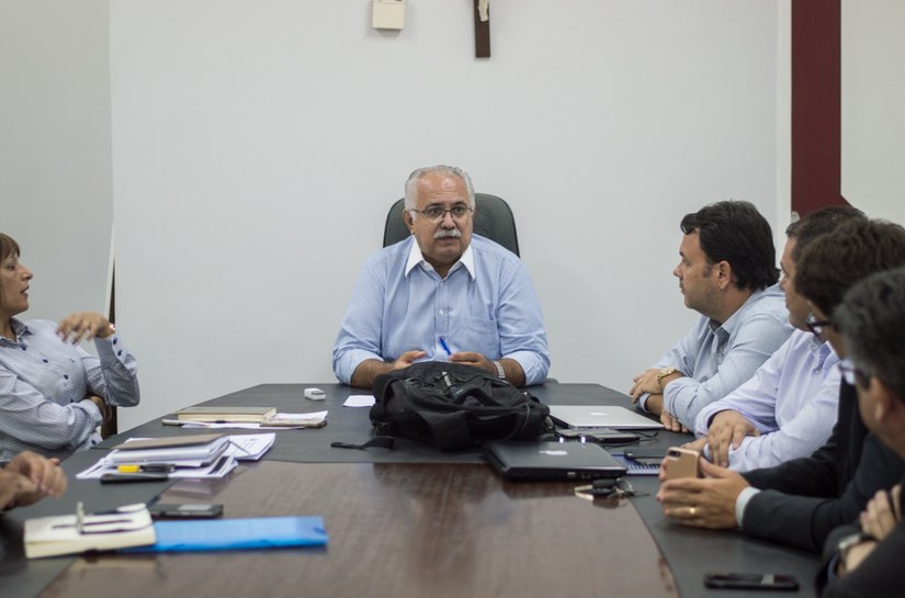 Prefeito Rogério Teófilo resolve impasse entre Frigovale e marchantes