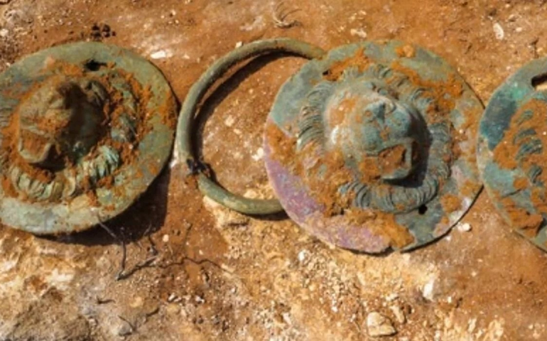 Discos de bronze com cabeça de leão são revelados em túmulo do período romano em Israel (FOTOS)