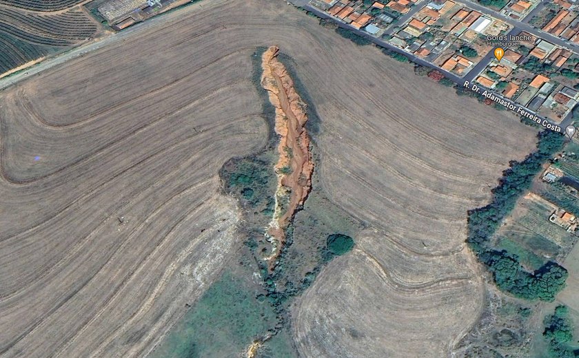 Cratera avança sobre município no interior de SP