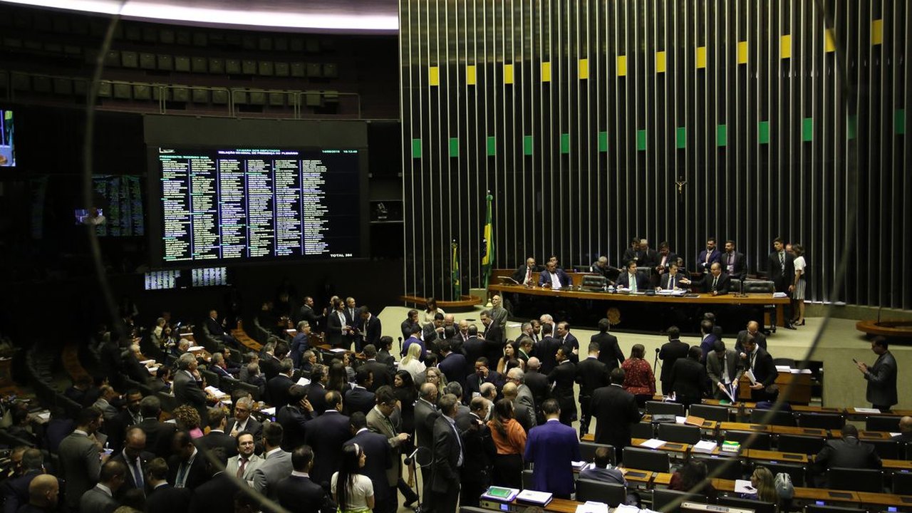 Câmara aprova PEC que aumenta idade máxima para nomeação de ministros do STF