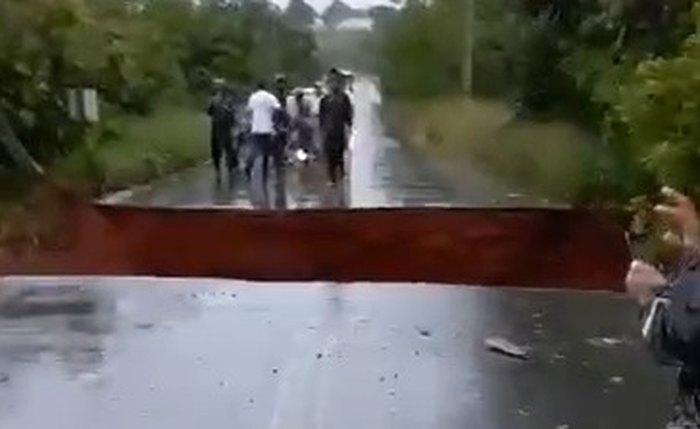 Com o dano, a passagem de veículos ficou impossibilitada e a rodovia ficou interditada. Com o dano, a passagem de veículos ficou impossibilitada e a rodovia ficou interditada.