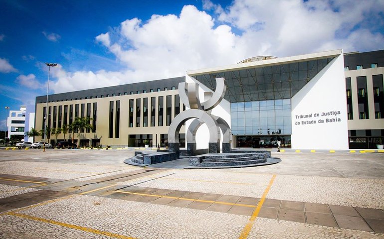 Justiça manda universidade contratar 1ª colocada no lugar de negra aprovada no sistema de cota