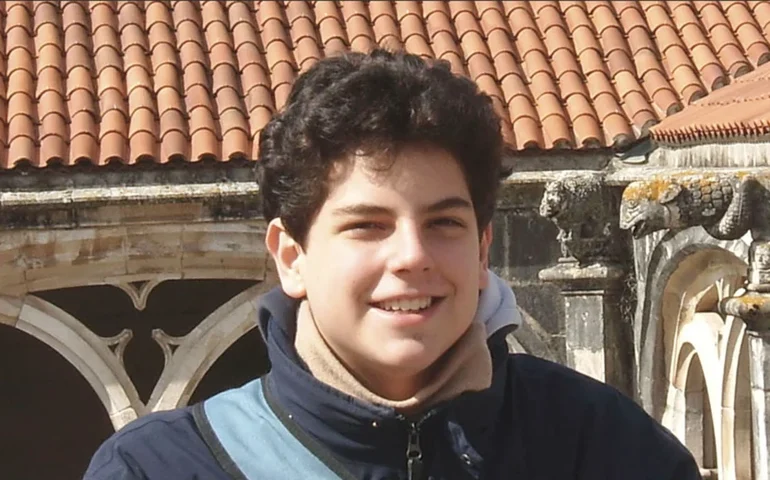 Sob aplausos, papa Leão XIV canoniza Carlo Acutis, o 'influencer de Deus'