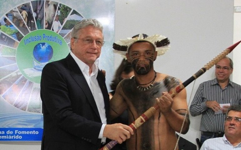 Vilela inaugura sede da Emater, entrega veículo e é homenageado