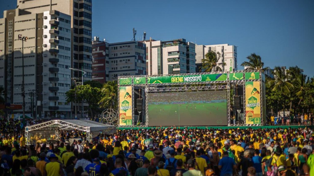 Telões da Arena Massayó transmitem o jogo do Brasil, nesta sexta-feira (02)