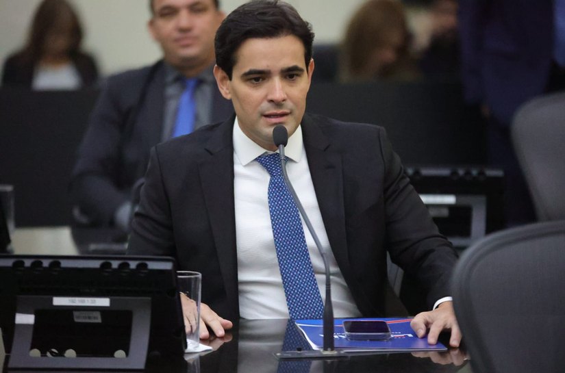 Lelo Maia cobra solução para retirada de estacionamentos na orla de Maceió