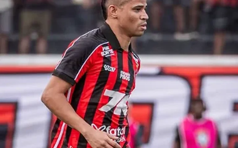 São Paulo negocia Erick com Vitória e segue enxugando o elenco