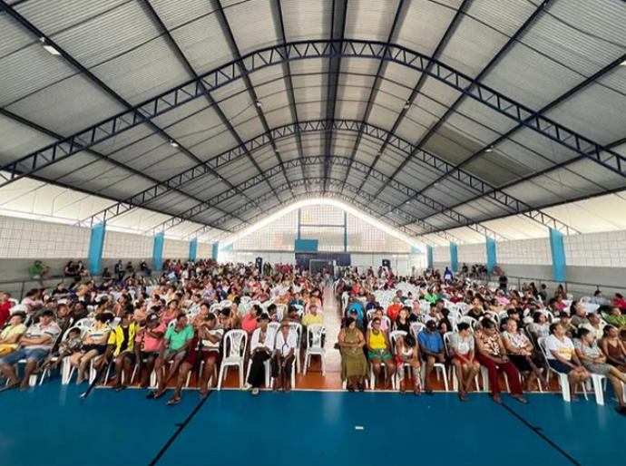 Marcela Barros entrega cestas básicas para alunos da EJA em Novo Lino